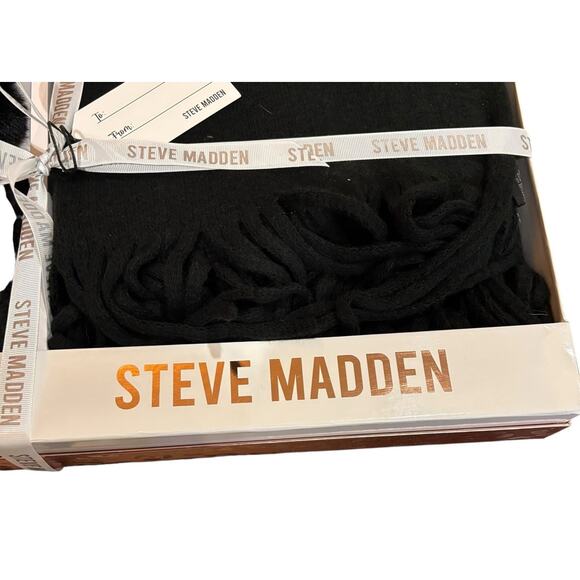 Steve Madden Warm & Cozy Pom Pom Chunky Knit Hat & Fringe Scarf Gift Set Black - Picture 2 of 2